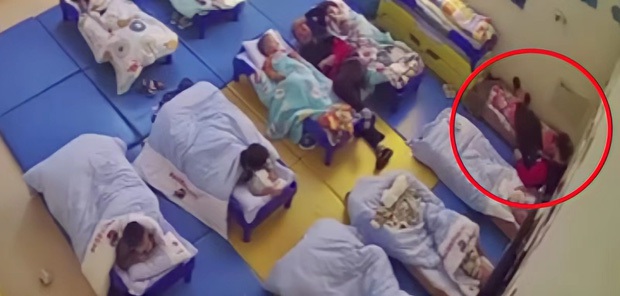 Bé gái 3 tuổi bị giáo viên dán băng dính không thể cử động, phản hồi từ nhà trường khiến dư luận sôi sục - Ảnh 1. Bé gái 3 tuổi bị giáo viên dán băng dính không thể cử động, phản hồi từ nhà trường khiến dư luận sôi sục - Ảnh 1.