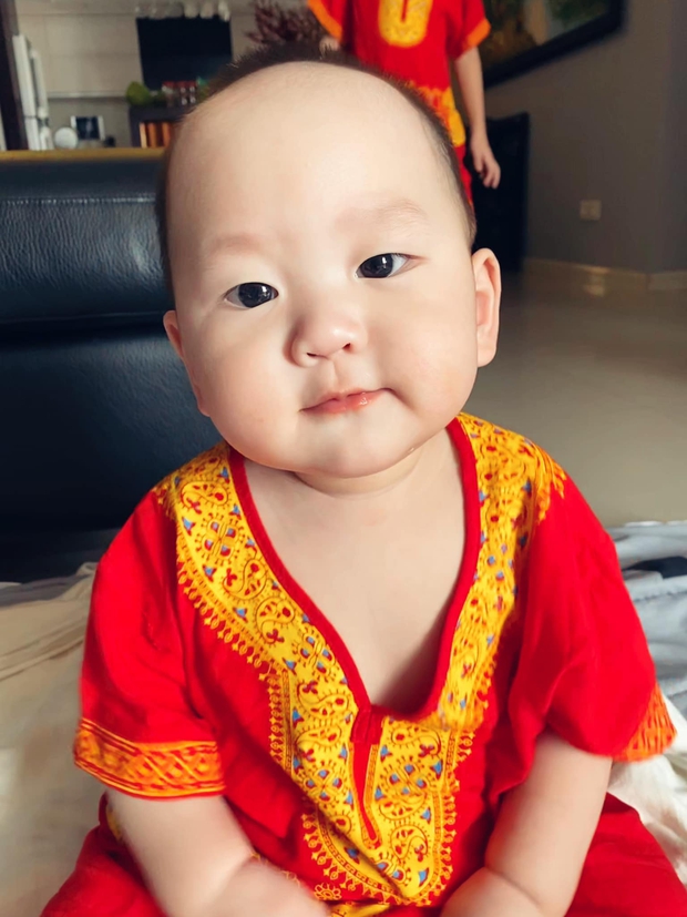 Nhóc tỳ hề hước nhất Vbiz đích thị là cậu út nhà Trà My: Nhìn đồ ăn là say không lối thoát, khóc mếu vẫn cưng xỉu ẵm luôn cả ngàn like! - Ảnh 13. Nhóc tỳ hề hước nhất Vbiz đích thị là cậu út nhà Trà My: Nhìn đồ ăn là say không lối thoát, khóc mếu vẫn cưng xỉu ẵm luôn cả ngàn like! - Ảnh 13.