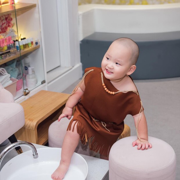 Nhóc tỳ hề hước nhất Vbiz đích thị là cậu út nhà Trà My: Nhìn đồ ăn là say không lối thoát, khóc mếu vẫn cưng xỉu ẵm luôn cả ngàn like! - Ảnh 11. Nhóc tỳ hề hước nhất Vbiz đích thị là cậu út nhà Trà My: Nhìn đồ ăn là say không lối thoát, khóc mếu vẫn cưng xỉu ẵm luôn cả ngàn like! - Ảnh 11.