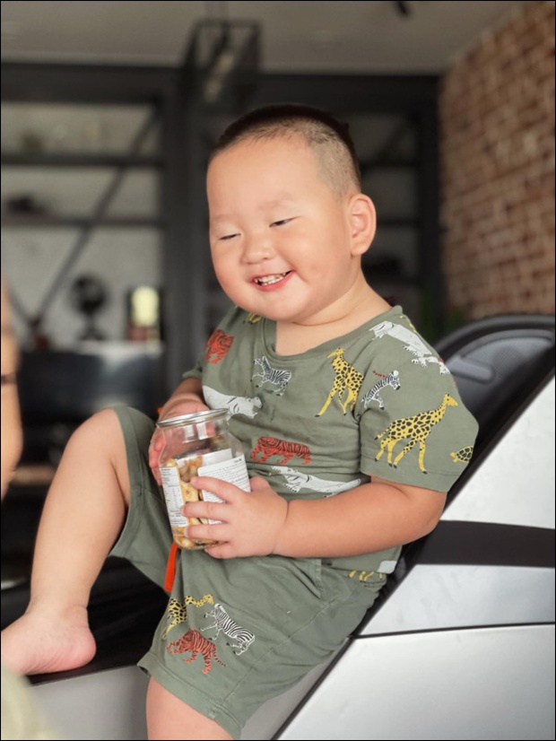 Nhóc tỳ hề hước nhất Vbiz đích thị là cậu út nhà Trà My: Nhìn đồ ăn là say không lối thoát, khóc mếu vẫn cưng xỉu ẵm luôn cả ngàn like! - Ảnh 9. Nhóc tỳ hề hước nhất Vbiz đích thị là cậu út nhà Trà My: Nhìn đồ ăn là say không lối thoát, khóc mếu vẫn cưng xỉu ẵm luôn cả ngàn like! - Ảnh 9.