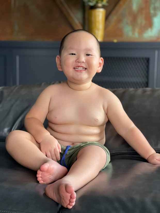 Nhóc tỳ hề hước nhất Vbiz đích thị là cậu út nhà Trà My: Nhìn đồ ăn là say không lối thoát, khóc mếu vẫn cưng xỉu ẵm luôn cả ngàn like! - Ảnh 10. Nhóc tỳ hề hước nhất Vbiz đích thị là cậu út nhà Trà My: Nhìn đồ ăn là say không lối thoát, khóc mếu vẫn cưng xỉu ẵm luôn cả ngàn like! - Ảnh 10.