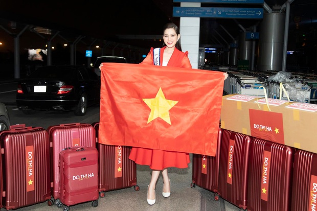 Đỗ Hà mang 200 kg hành lý lên đường tham dự Miss World 2021: Lộ nước cờ đầu tiên về trang phục, xúc động trong vòng tay bố mẹ - Ảnh 4.