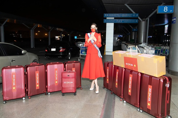 Đỗ Hà mang 200 kg hành lý lên đường tham dự Miss World 2021: Lộ nước cờ đầu tiên về trang phục, xúc động trong vòng tay bố mẹ - Ảnh 3.