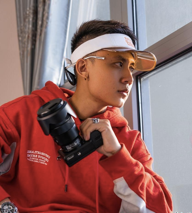 Chiến binh cuối cùng team Karik: Giắt túi loạt MV triệu view, từng kết hợp với Seachains và còn lấn sân đạo diễn - Ảnh 3. Chiến binh cuối cùng team Karik: Giắt túi loạt MV triệu view, từng kết hợp với Seachains và còn lấn sân đạo diễn - Ảnh 3.