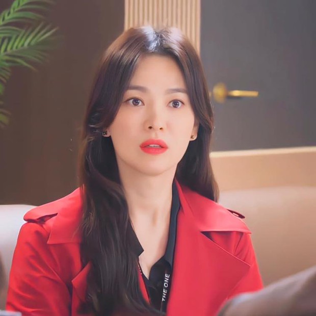 Song Hye Kyo khiến tình trẻ điên đảo trong phim mới nhờ vào vũ khí này - Ảnh 2. Song Hye Kyo khiến tình trẻ điên đảo trong phim mới nhờ vào vũ khí này - Ảnh 2.