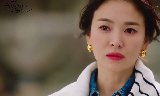 Song Hye Kyo khiến tình trẻ điên đảo trong phim mới nhờ vào vũ khí này - Ảnh 4. Song Hye Kyo khiến tình trẻ điên đảo trong phim mới nhờ vào vũ khí này - Ảnh 4.