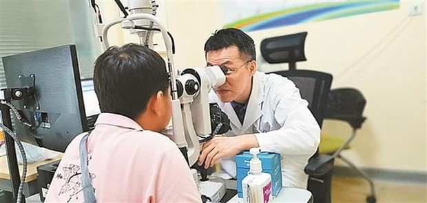 Thiếu niên 15 tuổi bị đục thủy tinh thể, suýt mù cả 2 mắt vì thường xuyên tiêu thụ loại thức uống mà rất nhiều người trẻ yêu thích - Ảnh 1. Thiếu niên 15 tuổi bị đục thủy tinh thể, suýt mù cả 2 mắt vì thường xuyên tiêu thụ loại thức uống mà rất nhiều người trẻ yêu thích - Ảnh 1.