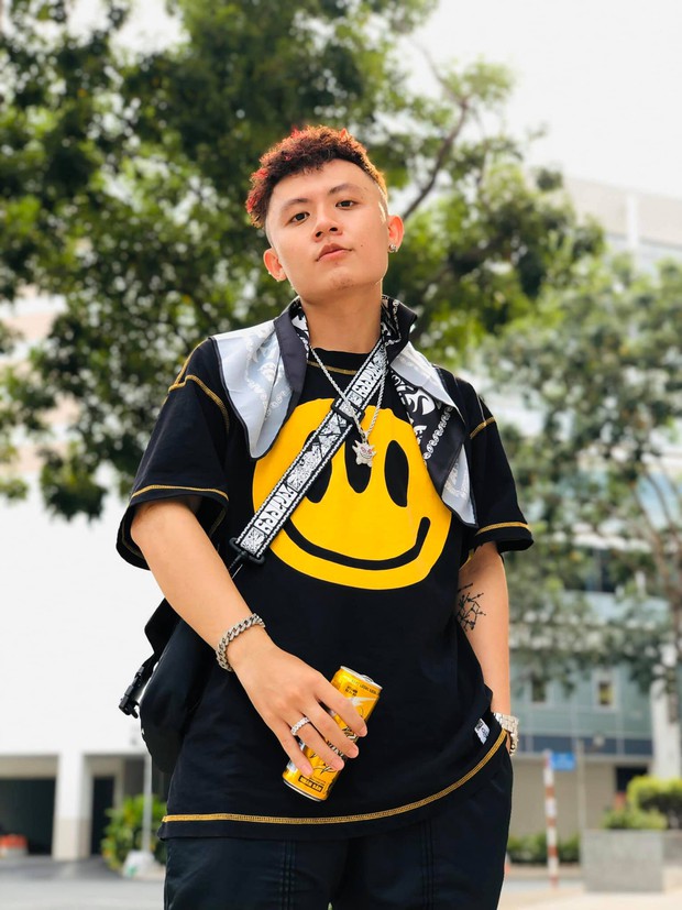 Chiến binh cuối cùng team Karik: Giắt túi loạt MV triệu view, từng kết hợp với Seachains và còn lấn sân đạo diễn - Ảnh 2. Chiến binh cuối cùng team Karik: Giắt túi loạt MV triệu view, từng kết hợp với Seachains và còn lấn sân đạo diễn - Ảnh 2.