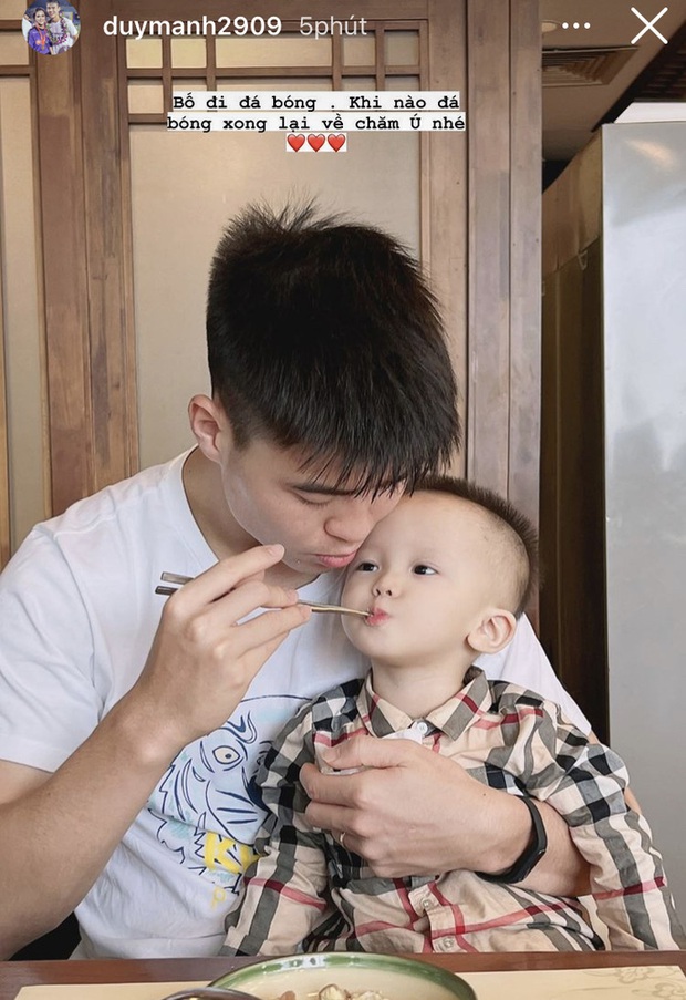 Tuyển thủ Việt Nam nghẹn ngào tạm biệt vợ con và bạn gái để lên đường làm nhiệm vụ - Ảnh 3. Tuyển thủ Việt Nam nghẹn ngào tạm biệt vợ con và bạn gái để lên đường làm nhiệm vụ - Ảnh 3.