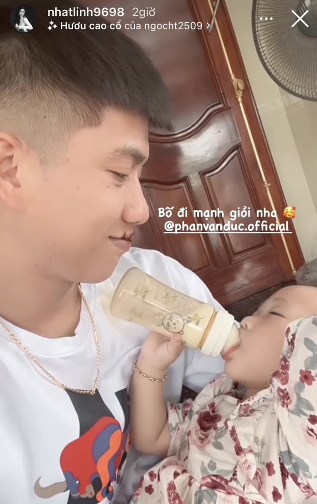 Tuyển thủ Việt Nam nghẹn ngào tạm biệt vợ con và bạn gái để lên đường làm nhiệm vụ - Ảnh 4. Tuyển thủ Việt Nam nghẹn ngào tạm biệt vợ con và bạn gái để lên đường làm nhiệm vụ - Ảnh 4.