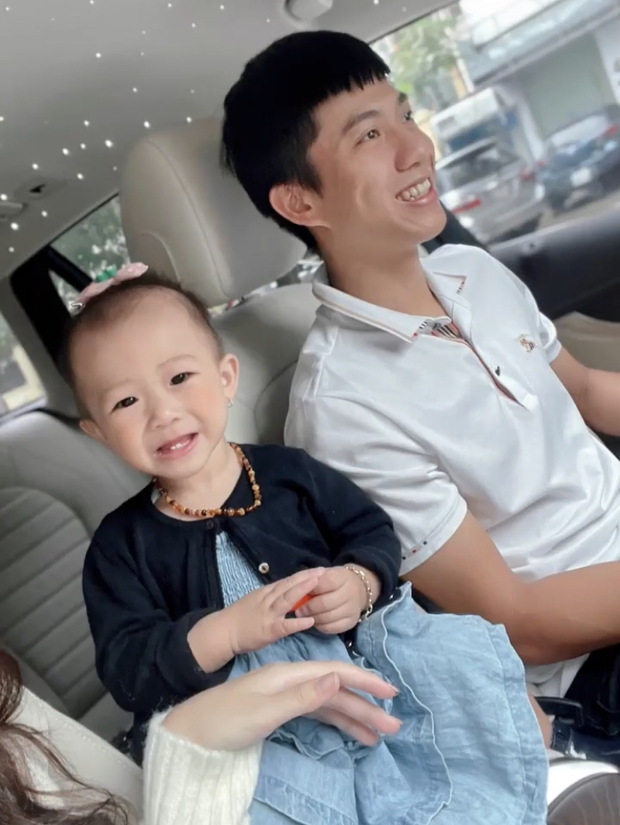 Tuyển thủ Việt Nam nghẹn ngào tạm biệt vợ con và bạn gái để lên đường làm nhiệm vụ - Ảnh 5. Tuyển thủ Việt Nam nghẹn ngào tạm biệt vợ con và bạn gái để lên đường làm nhiệm vụ - Ảnh 5.