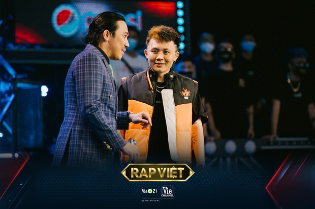 Chiến binh cuối cùng team Karik: Giắt túi loạt MV triệu view, từng kết hợp với Seachains và còn lấn sân đạo diễn - Ảnh 1. Chiến binh cuối cùng team Karik: Giắt túi loạt MV triệu view, từng kết hợp với Seachains và còn lấn sân đạo diễn - Ảnh 1.