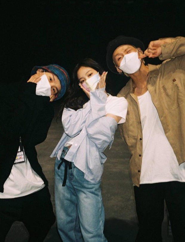 Jennie là đại sứ Chanel nhưng lại tặng quà Gucci cho cặp dancer thân thiết, suy đoán của fan khiến ai nấy đều bất ngờ - Ảnh 6. Jennie là đại sứ Chanel nhưng lại tặng quà Gucci cho cặp dancer thân thiết, suy đoán của fan khiến ai nấy đều bất ngờ - Ảnh 6.