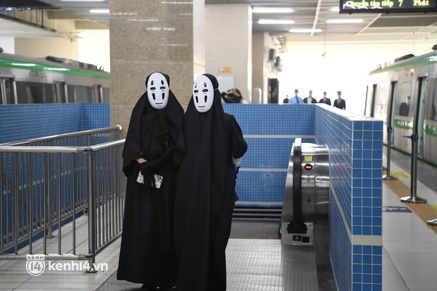 Hai bạn trẻ cosplay Vô Diện cực đáng yêu tại metro Cát Linh - Hà Đông khiến nhiều người thích thú - Ảnh 2. Hai bạn trẻ cosplay Vô Diện cực đáng yêu tại metro Cát Linh - Hà Đông khiến nhiều người thích thú - Ảnh 2.