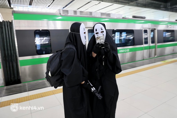 Hai bạn trẻ cosplay Vô Diện cực đáng yêu tại metro Cát Linh - Hà Đông khiến nhiều người thích thú - Ảnh 3. Hai bạn trẻ cosplay Vô Diện cực đáng yêu tại metro Cát Linh - Hà Đông khiến nhiều người thích thú - Ảnh 3.
