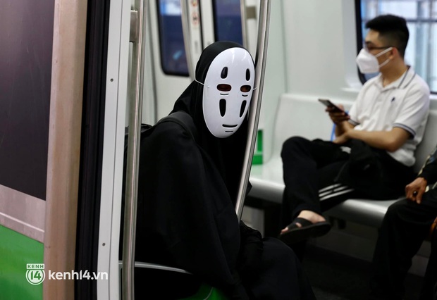 Hai bạn trẻ cosplay Vô Diện cực đáng yêu tại metro Cát Linh - Hà Đông khiến nhiều người thích thú - Ảnh 4. Hai bạn trẻ cosplay Vô Diện cực đáng yêu tại metro Cát Linh - Hà Đông khiến nhiều người thích thú - Ảnh 4.