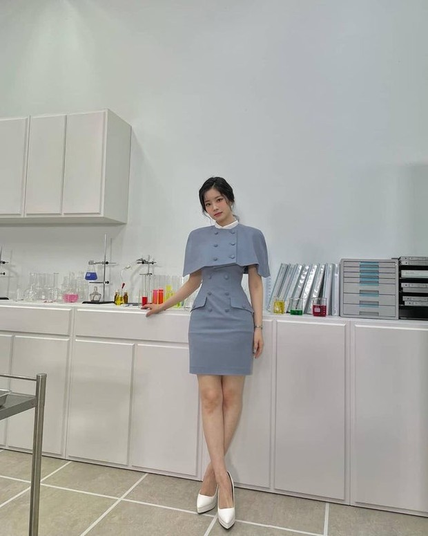 Ngoài Tzuyu, TWICE còn 1 thánh body khác: Thấp nhất nhóm vẫn có vòng eo siêu thực, dáng đồng hồ cát sexy làm fan rớt hàm - Ảnh 4. Ngoài Tzuyu, TWICE còn 1 thánh body khác: Thấp nhất nhóm vẫn có vòng eo siêu thực, dáng đồng hồ cát sexy làm fan rớt hàm - Ảnh 4.