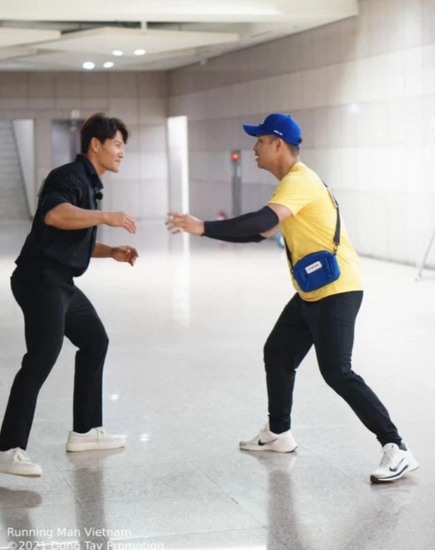 Vì sao nói Kim Jong Kook là nỗi khiếp sợ của dàn sao Running Man từ Hàn sang Việt? Nhìn body và khoảnh khắc hoảng hồn này là rõ! - Ảnh 2.