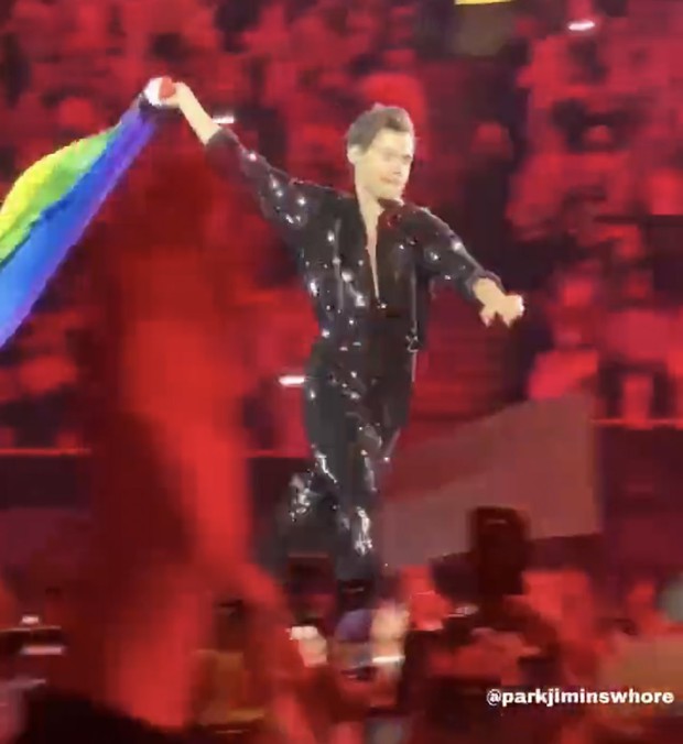 Harry Styles cầm cờ LGBT chạy quanh sân khấu, fan như nổ tung vì hành động của bộ đôi V - Jungkook (BTS) - Ảnh 3. Harry Styles cầm cờ LGBT chạy quanh sân khấu, fan như nổ tung vì hành động của bộ đôi V - Jungkook (BTS) - Ảnh 3.