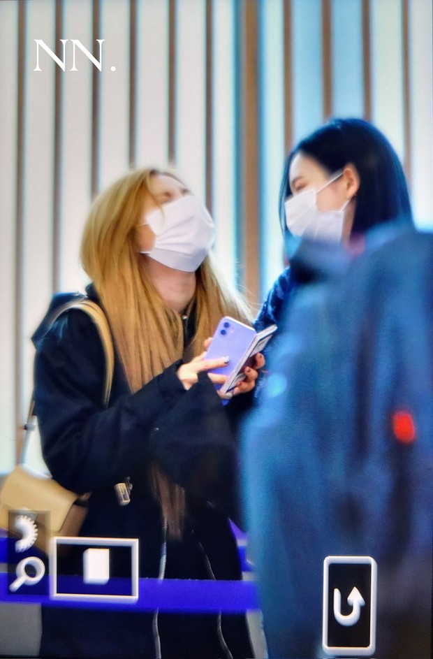 aespa là idol Gen Z chính hiệu: Lần đầu cả nhóm xuất ngoại nên vội vàng mở điện thoại xem ảnh sân bay, Karina cũng tăng động hết sức! - Ảnh 7. aespa là idol Gen Z chính hiệu: Lần đầu cả nhóm xuất ngoại nên vội vàng mở điện thoại xem ảnh sân bay, Karina cũng tăng động hết sức! - Ảnh 7.