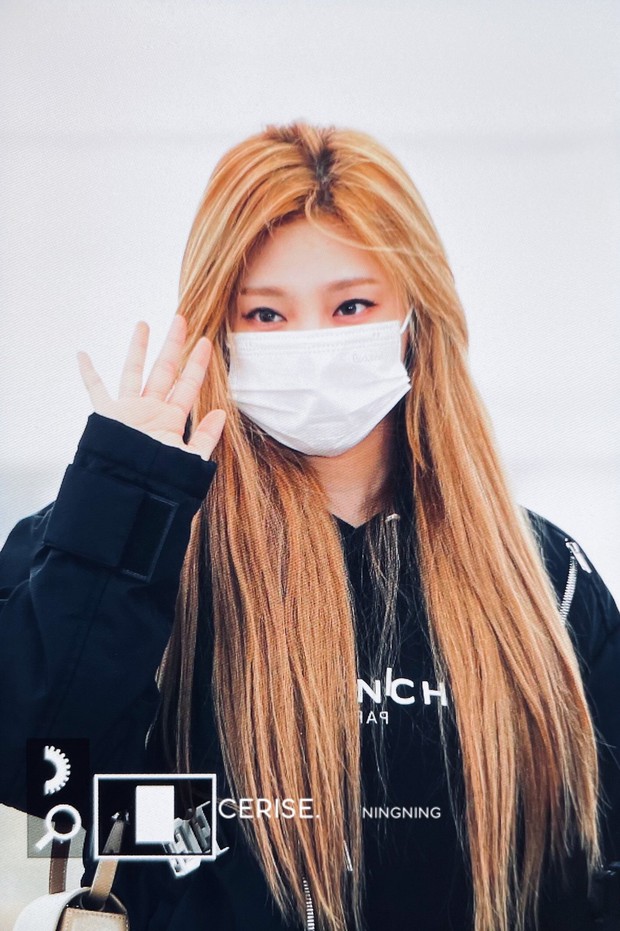 aespa là idol Gen Z chính hiệu: Lần đầu cả nhóm xuất ngoại nên vội vàng mở điện thoại xem ảnh sân bay, Karina cũng tăng động hết sức! - Ảnh 12. aespa là idol Gen Z chính hiệu: Lần đầu cả nhóm xuất ngoại nên vội vàng mở điện thoại xem ảnh sân bay, Karina cũng tăng động hết sức! - Ảnh 12.
