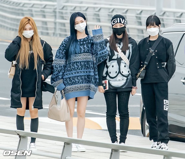 aespa là idol Gen Z chính hiệu: Lần đầu cả nhóm xuất ngoại nên vội vàng mở điện thoại xem ảnh sân bay, Karina cũng tăng động hết sức! - Ảnh 1. aespa là idol Gen Z chính hiệu: Lần đầu cả nhóm xuất ngoại nên vội vàng mở điện thoại xem ảnh sân bay, Karina cũng tăng động hết sức! - Ảnh 1.