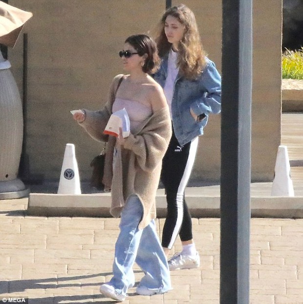 Hậu chia tay: Talor Swift lẫn Selena Gomez vẫn tươi roi rói nhưng style cháy nhất phải là Camila Cabello - Ảnh 4. Hậu chia tay: Talor Swift lẫn Selena Gomez vẫn tươi roi rói nhưng style cháy nhất phải là Camila Cabello - Ảnh 4.