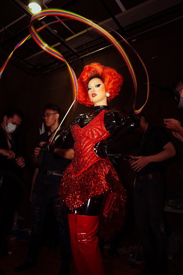 Thanh Duy ra mắt nhân cách thứ 2 - drag queen với nghệ danh Delilah trên sóng The Heroes - Ảnh 4.