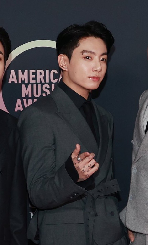 Jungkook sáng nhất hôm nay: Từ twerk lên top trending, phát biểu đội quần cũng không sốc bằng màn lột xác visual đỉnh cao - Ảnh 4. Jungkook sáng nhất hôm nay: Từ twerk lên top trending, phát biểu đội quần cũng không sốc bằng màn lột xác visual đỉnh cao - Ảnh 4.