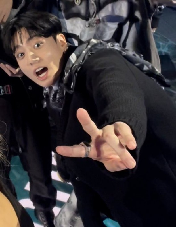 Jungkook sáng nhất hôm nay: Từ twerk lên top trending, phát biểu đội quần cũng không sốc bằng màn lột xác visual đỉnh cao - Ảnh 7. Jungkook sáng nhất hôm nay: Từ twerk lên top trending, phát biểu đội quần cũng không sốc bằng màn lột xác visual đỉnh cao - Ảnh 7.