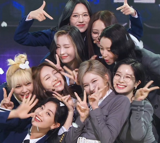 TWICE tốc biến đá Rosé khỏi top 10 MAMA 2021, fan BLACKPINK chiến nhau vì cô được cô không - Ảnh 4. TWICE tốc biến đá Rosé khỏi top 10 MAMA 2021, fan BLACKPINK chiến nhau vì cô được cô không - Ảnh 4.