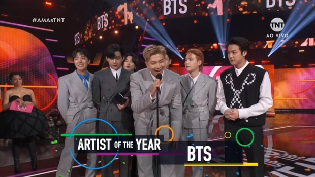 Phát biểu sau khi làm nên lịch sử ở AMAs, Jungkook (BTS) gặp ngay sự cố “quê độ” đến mức phải chạy trốn ngay trên sân khấu - Ảnh 6. Phát biểu sau khi làm nên lịch sử ở AMAs, Jungkook (BTS) gặp ngay sự cố “quê độ” đến mức phải chạy trốn ngay trên sân khấu - Ảnh 6.