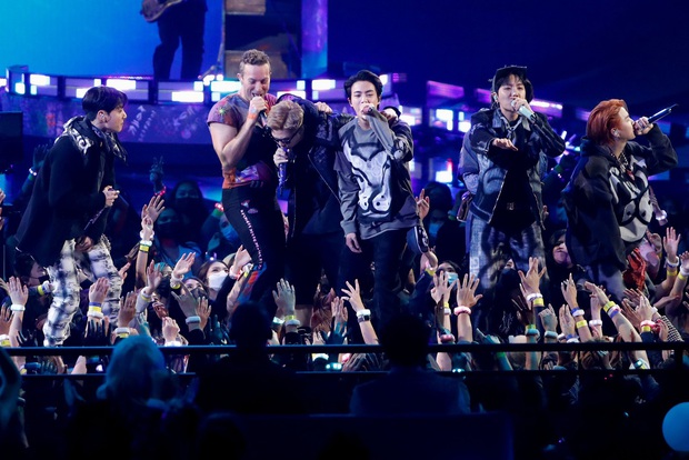BTS diễn tại AMAs mà như ở concert riêng, kết hợp Coldplay siêu đỉnh nhưng góc quay khiến fan tức á - Ảnh 5. BTS diễn tại AMAs mà như ở concert riêng, kết hợp Coldplay siêu đỉnh nhưng góc quay khiến fan tức á - Ảnh 5.