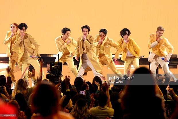 BTS diễn tại AMAs mà như ở concert riêng, kết hợp Coldplay siêu đỉnh nhưng góc quay khiến fan tức á - Ảnh 8. BTS diễn tại AMAs mà như ở concert riêng, kết hợp Coldplay siêu đỉnh nhưng góc quay khiến fan tức á - Ảnh 8.