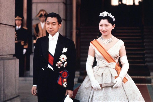 Hoàng hậu nổi tiếng nhất Nhật Bản: Người mẹ chồng cay nghiệt khiến con dâu mất giọng nói hóa ra là quốc mẫu được dân chúng sùng bái - Ảnh 2.