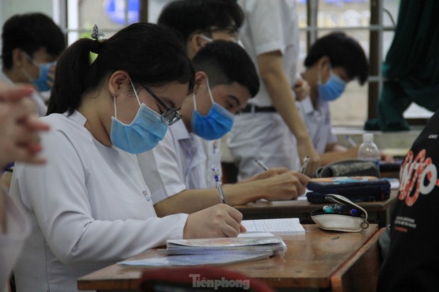 Buổi học đầu tiên của học sinh lớp 12 tại Đà Nẵng sau hơn nửa năm ở nhà vì dịch - Ảnh 11.