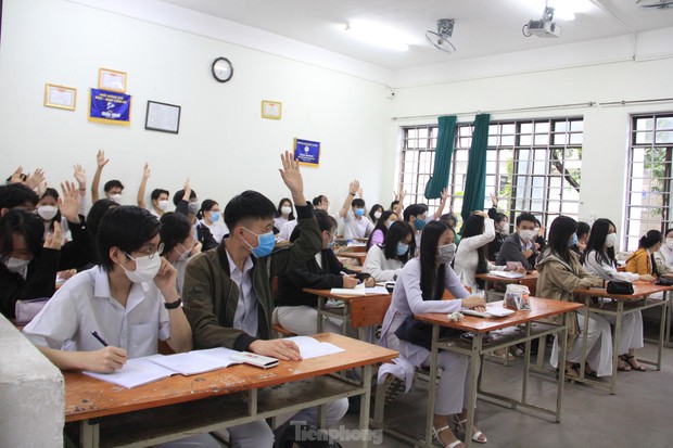 Buổi học đầu tiên của học sinh lớp 12 tại Đà Nẵng sau hơn nửa năm ở nhà vì dịch - Ảnh 12.