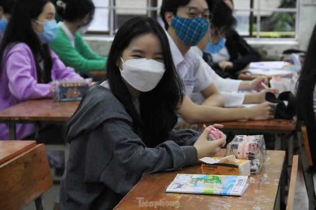 Buổi học đầu tiên của học sinh lớp 12 tại Đà Nẵng sau hơn nửa năm ở nhà vì dịch - Ảnh 14. Buổi học đầu tiên của học sinh lớp 12 tại Đà Nẵng sau hơn nửa năm ở nhà vì dịch - Ảnh 14.