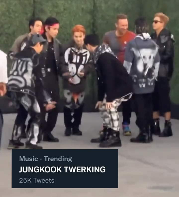 Jungkook sáng nhất hôm nay: Từ twerk lên top trending, phát biểu đội quần cũng không sốc bằng màn lột xác visual đỉnh cao - Ảnh 18. Jungkook sáng nhất hôm nay: Từ twerk lên top trending, phát biểu đội quần cũng không sốc bằng màn lột xác visual đỉnh cao - Ảnh 18.