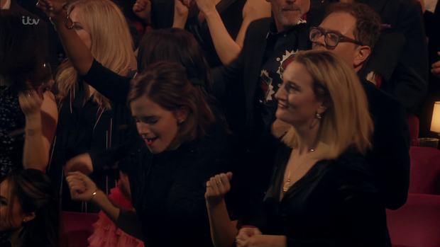 Vài giây lướt qua show của Adele, Emma Watson gây bão MXH vì visual cực phẩm: Hermione xinh như mộng trở lại rồi! - Ảnh 4. Vài giây lướt qua show của Adele, Emma Watson gây bão MXH vì visual cực phẩm: Hermione xinh như mộng trở lại rồi! - Ảnh 4.
