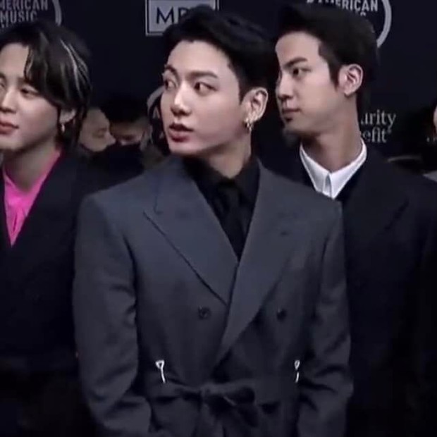 Jungkook sáng nhất hôm nay: Từ twerk lên top trending, phát biểu đội quần cũng không sốc bằng màn lột xác visual đỉnh cao - Ảnh 3. Jungkook sáng nhất hôm nay: Từ twerk lên top trending, phát biểu đội quần cũng không sốc bằng màn lột xác visual đỉnh cao - Ảnh 3.