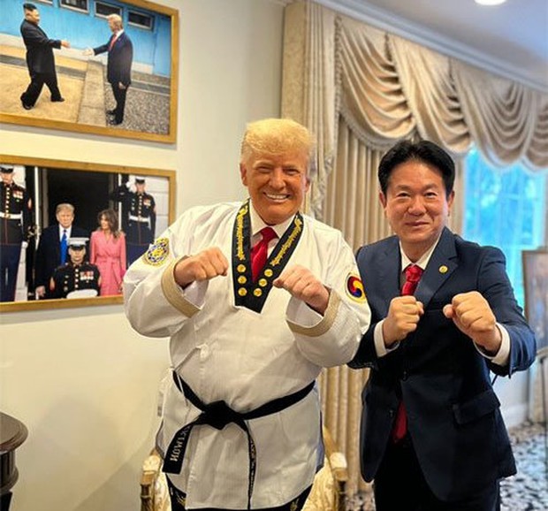 Ông Donald Trump nhận cửu đẳng huyền đai Taekwondo, ngang hàng ông Putin - Ảnh 1.