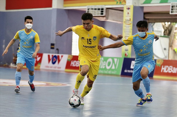Chuyện kỳ lạ: Cầu thủ futsal đeo khẩu trang thi đấu tại giải VĐQG - Ảnh 1. Chuyện kỳ lạ: Cầu thủ futsal đeo khẩu trang thi đấu tại giải VĐQG - Ảnh 1.