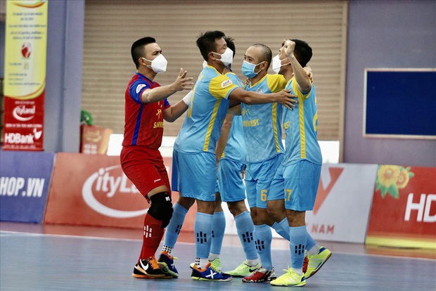 Chuyện kỳ lạ: Cầu thủ futsal đeo khẩu trang thi đấu tại giải VĐQG - Ảnh 2. Chuyện kỳ lạ: Cầu thủ futsal đeo khẩu trang thi đấu tại giải VĐQG - Ảnh 2.