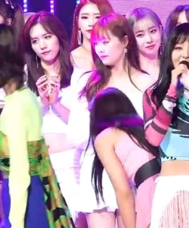 Loạt idol từng dính phốt vô lễ với tiền bối: BLACKPINK dính đạn, tức nhất là pha đánh vào đầu đàn anh - Ảnh 11. Loạt idol từng dính phốt vô lễ với tiền bối: BLACKPINK dính đạn, tức nhất là pha đánh vào đầu đàn anh - Ảnh 11.