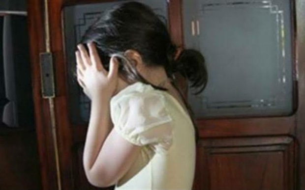 Phát hiện con gái uống rượu, mẹ đuổi ra khỏi nhà rồi suy sụp khi biết nguyên do đến từ tội ác xảy ra hơn 10 năm trong nhà mình - Ảnh 2. Phát hiện con gái uống rượu, mẹ đuổi ra khỏi nhà rồi suy sụp khi biết nguyên do đến từ tội ác xảy ra hơn 10 năm trong nhà mình - Ảnh 2.