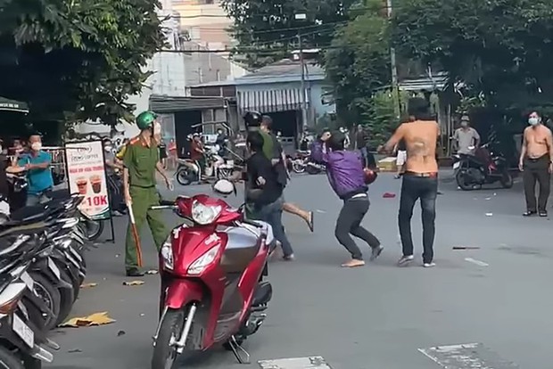 Nguyên nhân vụ hỗn chiến trước mặt công an ở TP.HCM - Ảnh 1. Nguyên nhân vụ hỗn chiến trước mặt công an ở TP.HCM - Ảnh 1.