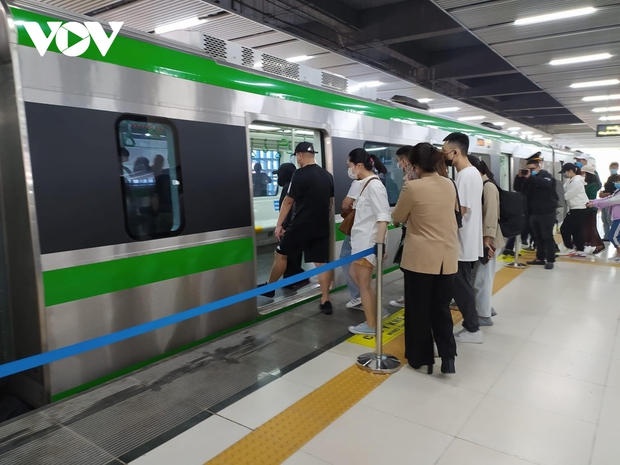 Hơn 25.000 lượt khách mua vé đi tàu điện Cát Linh - Hà Đông trong ngày đầu mở bán - Ảnh 1.