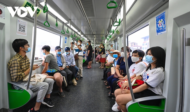 Hơn 25.000 lượt khách mua vé đi tàu điện Cát Linh - Hà Đông trong ngày đầu mở bán - Ảnh 2.