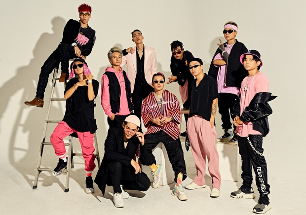 So sánh ảnh các team Rap Việt 2 mùa: Binz khác hẳn mùa 1, có tấm chiếu mới thì hăng chụp căng đét còn 1 HLV không chụp nữa luôn - Ảnh 1. So sánh ảnh các team Rap Việt 2 mùa: Binz khác hẳn mùa 1, có tấm chiếu mới thì hăng chụp căng đét còn 1 HLV không chụp nữa luôn - Ảnh 1.